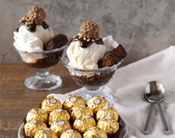 Crème glacée crémeuse et brownies chauds fraichement cuits