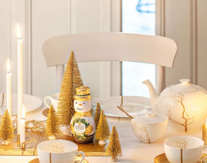 Goldene Tischdeko mit Miniaturbäumchen 