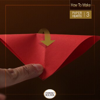 Fold derefter firkanten ud, og fold den igen modsat til en trekant.