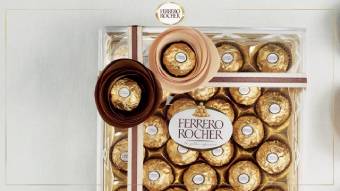 Decoraciones de flores de papel y envoltura de regalos