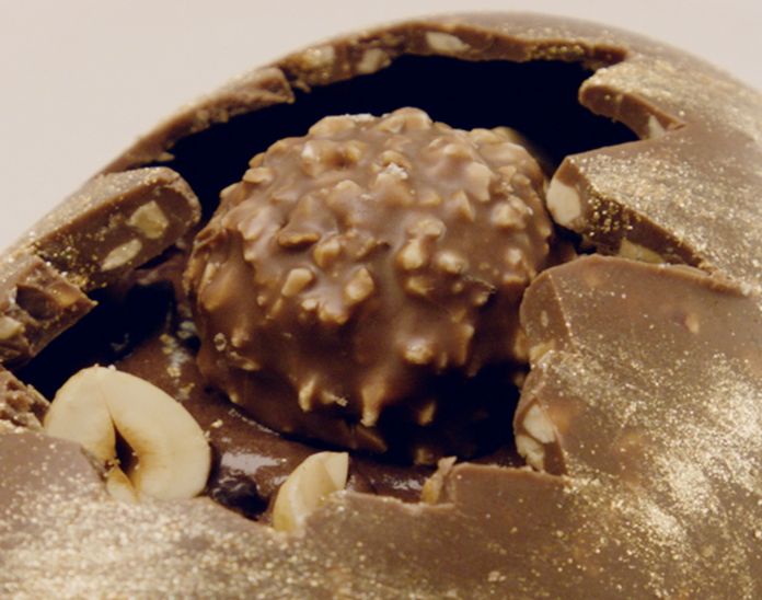 Un magnifique oeuf au chocolat noir Ferrero Rocher pour Pâques