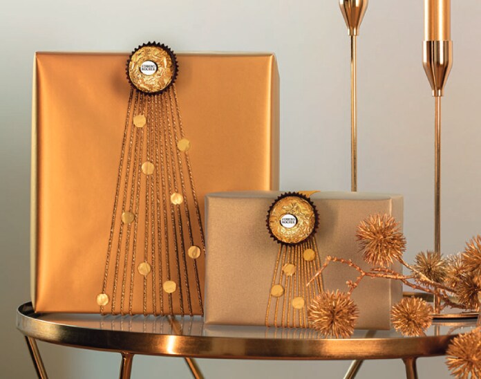 Csillogó fonalból készített fa