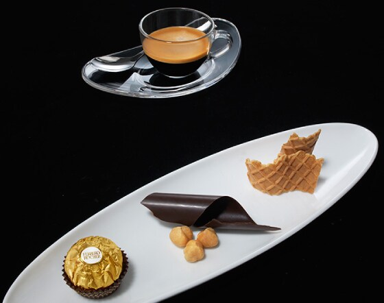 Café gourmand con scaglie di cioccolato e cialda