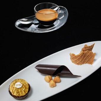 Café gourmand con scaglie di cioccolato e cialda