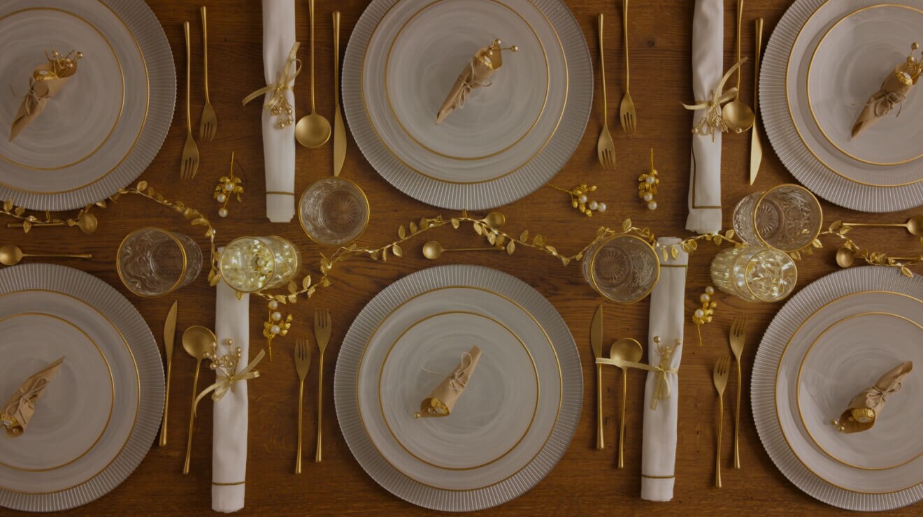 Composizione dorata per la tavola