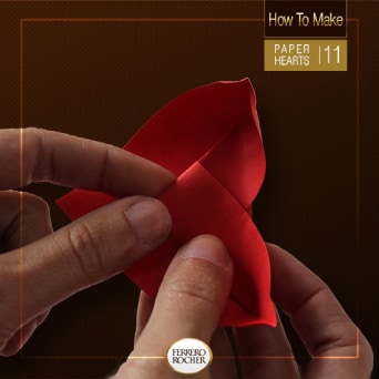 Fold the tip of the middle point inside.