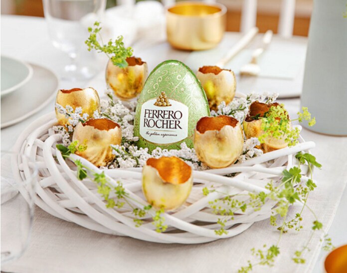 Velykinis vainikas dekoruotas aukso spalvos kiaušinių lukštais