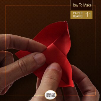 Fold the tip of the middle point inside.